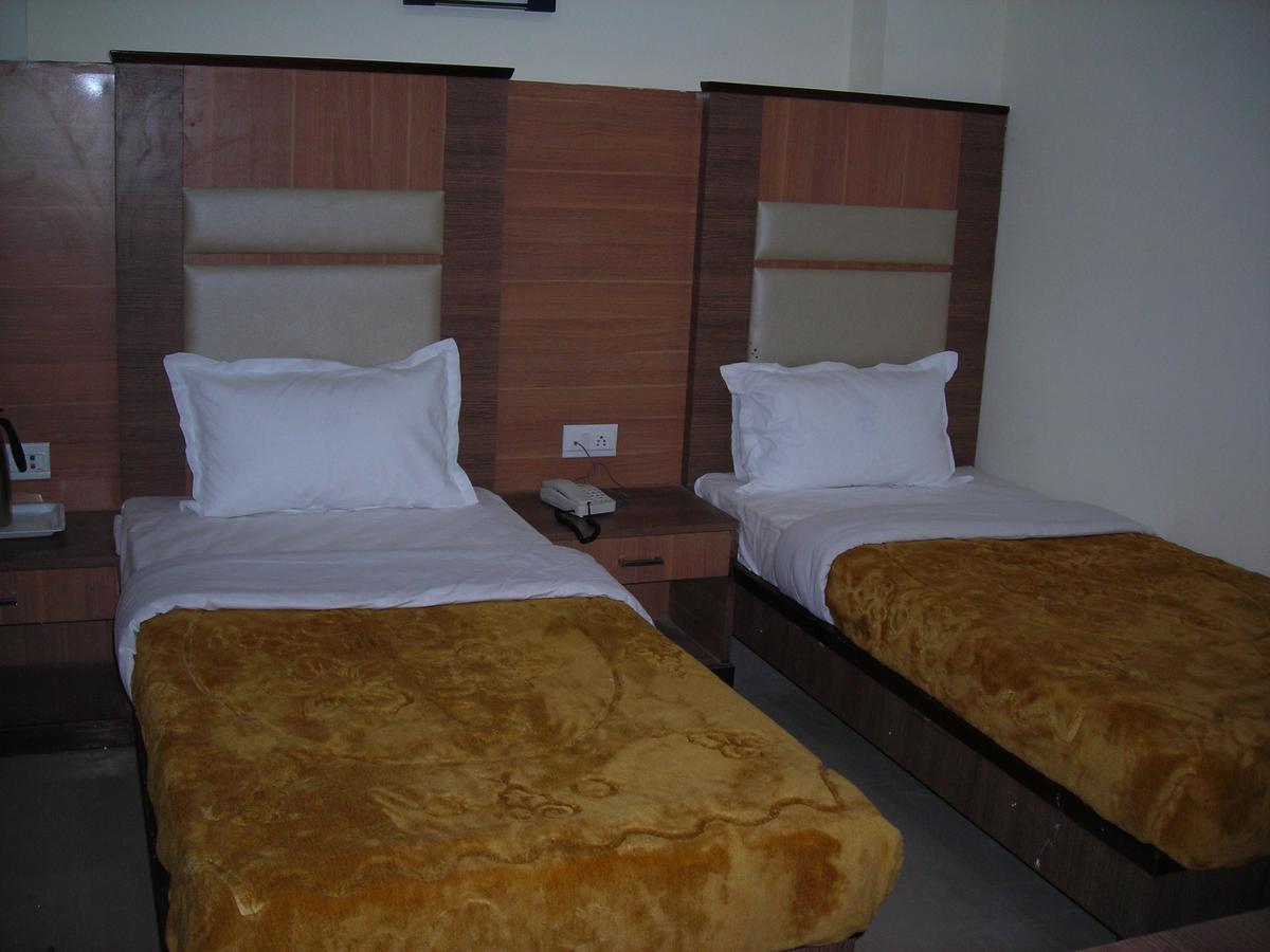 Hotel Dolphin Райпур Екстер'єр фото