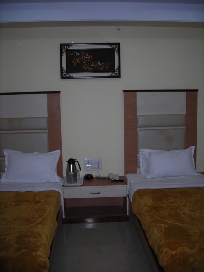 Hotel Dolphin Райпур Екстер'єр фото